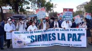 Médicos inician paro de 4 días contra jubilación forzosa; Gobierno califica la medida de “vagancia”