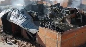 Vecinos de San Luis reclaman por tardía respuesta de Bomberos y Alcaldía de El Alto para apagar incendio en planta recicladora
