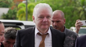 Assange llega a las Islas Marianas para sellar el acuerdo judicial con EEUU, luego partirá a Australia 1