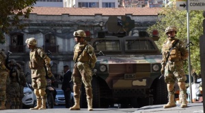 Militares camuflados con cascos de guerra y armados, además de tanquetas llegan a plaza Murillo