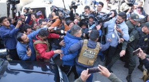 Con fuerte resguardo policial, trasladan a Zúñiga y a otros dos excomandantes al penal de Chonchocoro