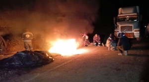 Caracollo: cuarto día de bloqueo en  ruta La Paz-Oruro, en la noche la gente  prende fogatas y hay largas filas de vehículos