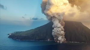 Intensa actividad de los volcanes italianos Estrómboli y Etna