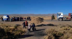  Pese a firma de acta de entendimiento, persiste el bloqueo en la carretera La Paz-Oruro 1