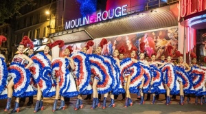 El Moulin Rouge saca el cancán a la calle para festejar sus nuevas aspas