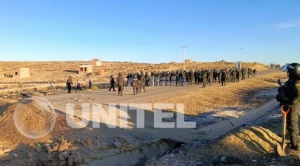 Policía despeja un punto de bloqueo  en la ruta La Paz-Oruro; se restablece el paso