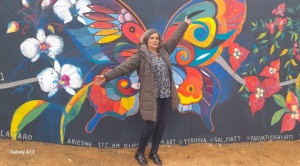 Cecilia Wilde regala a Samaipata un mural que representa los colores y aves de la zona