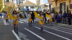 Los desfiles escolares por la revolución paceña comienzan en Cotahuma