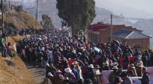 El tráfico del centro paceño colapsa por  marcha progubernamental y desfiles escolares