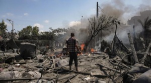 Nuevo bombardeo israelí mata a 90 personas en campo de refugiados
