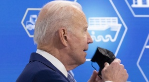 Biden sigue experimentando "síntomas leves" por la COVID-19, según su médico