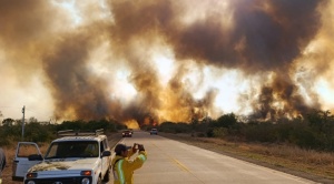 Incendio en Roboré alcanzan llamas de 30 metros, se acerca a la carretera bioceánica y alistan evacuaciones 