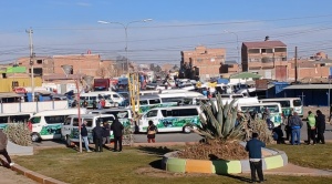 Bloqueo de choferes en Oruro afecta a varias zonas de la ciudad y obliga a suspender las salidas de buses