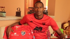 Panameño Ayarza se despide del Cienciano para jugar en The Strongest 