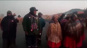 Campesinos afines al evismo inician bloqueos, interrumpen el paso en la carretera hacia Copacabana 1