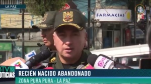 Policía Boliviana rescata a recién nacido abandonado en la zona Purapura de La Paz 1