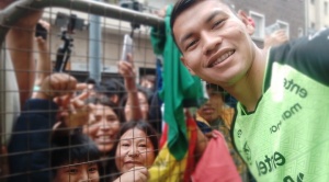 Bolivianos en Argentina se emocionan con la selección en un “banderazo” 1