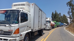 Bloqueos en rutas a Cochabamba y el oriente paralizan al transporte y generan pérdidas 1