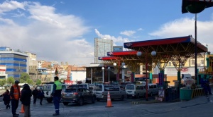 Vuelven las filas largas por combustible a estaciones de servicio de La Paz  1