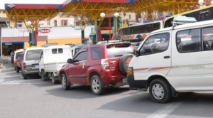 En La Paz reportan largas filas de vehículos en surtidores en surtidores y estos se quedan sin combustible 1