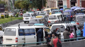 En medio de la escasez de combustible, choferes amenazan con incrementar el precio del pasaje 1