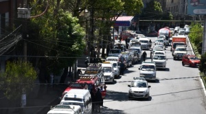 Pese a la llegada de combustible, persisten largas filas en estaciones de La Paz y El Alto 1