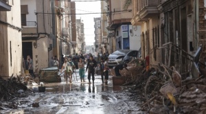 España busca desaparecidos tras inundaciones que dejaron al menos 95 muertos  1