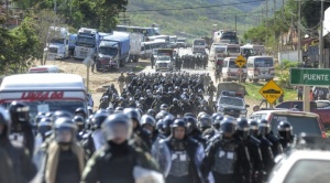 Policía aprehende a unas 25 personas durante desbloqueo en Mairana; entre ellos el concejal Gilbert Tapia 1