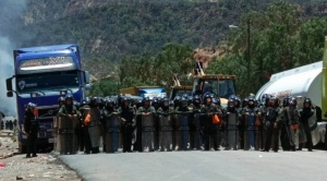 Enfrentamientos entre la Policía y bloqueadores se agravan en Capinota 1