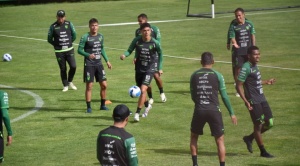 La selección hace línea de cinco y trabaja con la pelota ecuatoriana  1