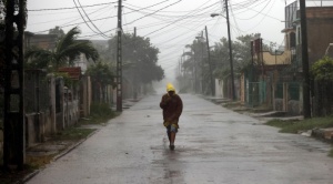 El huracán Rafael deja a cuba sin electricidad y provoca daños masivos en su paso 1