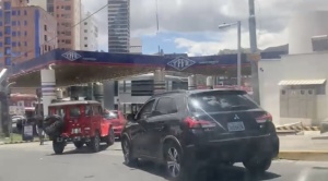 Persisten las filas largas en los surtidores de La Paz, Cochabamba y Santa Cruz para cargar combustible 1