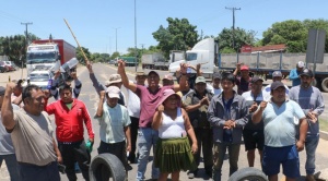 Transportistas bloquean carreteras en Bolivia en protesta por la falta de combustible 1