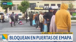 Ciudadanos bloquean la Av. Mariscal Santa Cruz en demanda de que Emapa les venda arroz 1