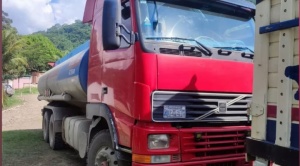 Policía y ANH secuestran dos cisternas por presunto desvío de combustible en Caranavi   1