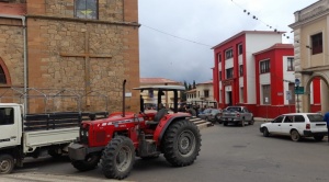 Agricultores protestan por falta de diésel con un 'tractorazo' en Vallegrande  1