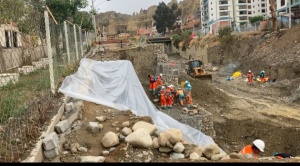 Una parte de la plataforma vial en la zona Irpavi ll se derrumba  1