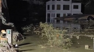 Mazamorra afecta a zona de Bajo  Llojeta y atrapa a vecinos en sus casas 1