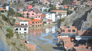 Alcaldía emite órdenes de desalojo a viviendas de alto riesgo en Bajo Llojeta; algunos vecinos se rehúsan a dejar sus viviendas 1