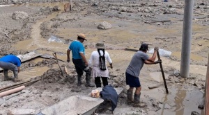 A seis días del desastre, vecinos de Santa Cecilia aún buscan pertenencias enterradas en el lodo 1