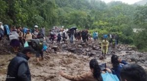 Derrumbes interrumpen el tránsito en la vía nueva Cochabamba-Santa Cruz 1