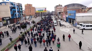 Choferes de El Alto inician marchan en exigencia del aumento de la tarifa nocturna y contra el alza de los precios 1