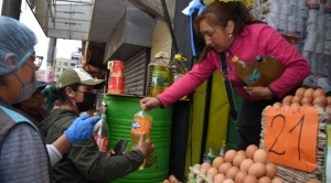 En Bajo Tejar, detectan que vendedoras ocultan aceite y hacen subir el precio 1