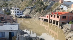 Vecinos de Santa Cecilia no cesan en su lucha contra el lodo y la humedad 1