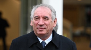 Macron opta por su aliado centrista Bayrou como nuevo primer ministro 1