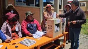 El vicepresidente David Choquehuanca emite su voto en Huarina 1