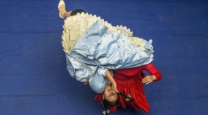 Cholitas luchadoras, arte y turismo en el centro cultural del boliviano Mamani Mamani 1