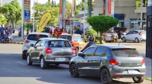 Largas filas de camiones y autos en Cochabamba por falta de combustible 1