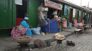 Curanderos de El Alto rechazan dejar sus negocios pese al riesgo de desplome por lluvias 1