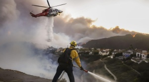 Los Ángeles declara el estado de emergencia por incendios sin control con 30.000 evacuados 1